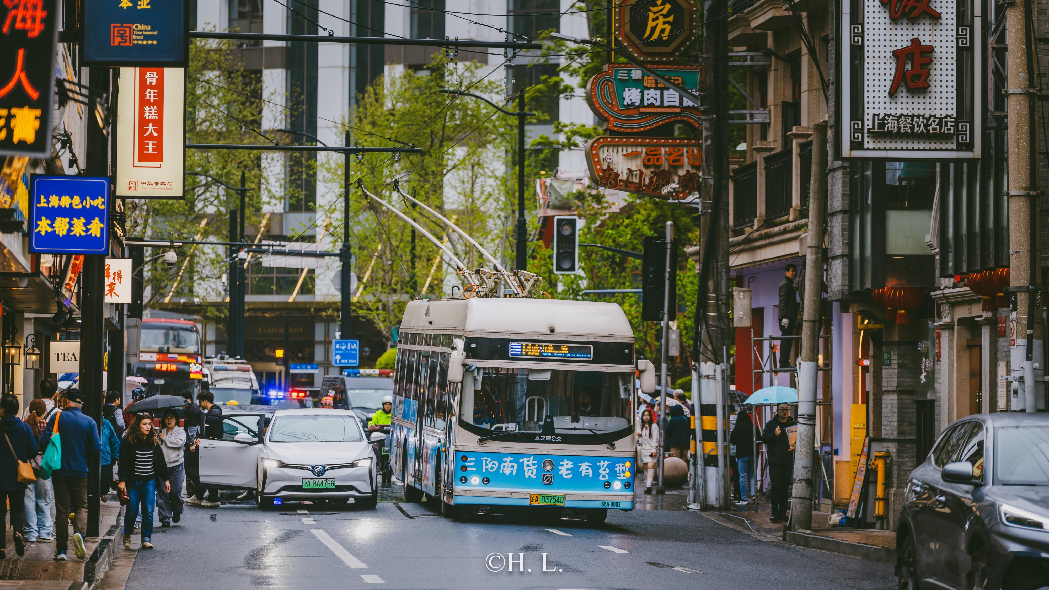 周末细雨中的南京东路。游客不少，无轨电车还算灵活。 