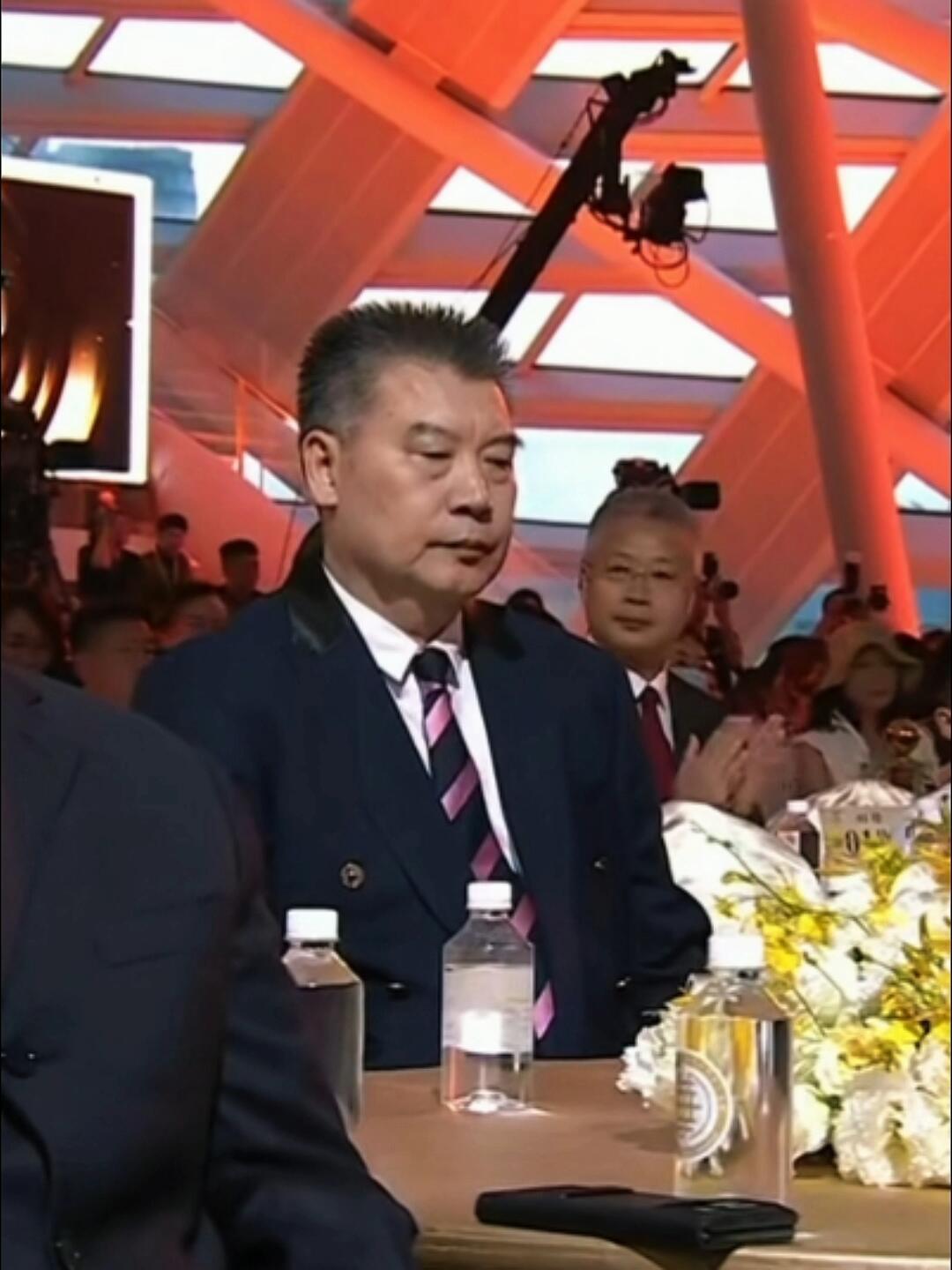 李隼参加活动，这气质挺好，高大威猛，板板正正，画面很给力，李隼教练德高望重！
李