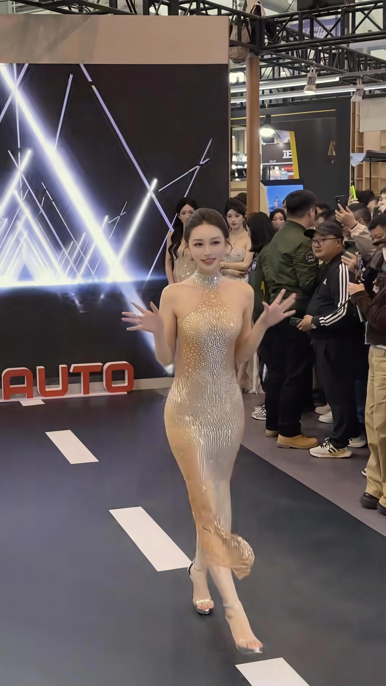 @敏敏💫 @小敏～ 
御姐 大长腿 车展现场 美女