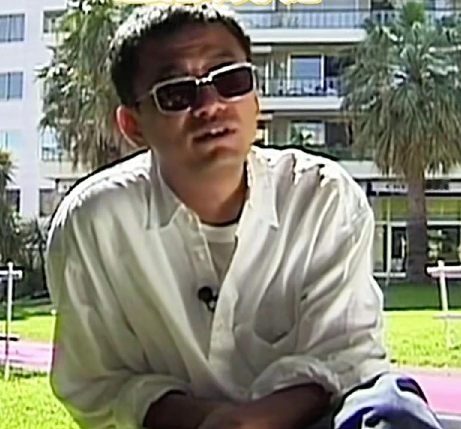 王家卫的墨镜焊在脸上了是吗？无时无刻、室内室外，只要出门，眼境像穿裤子一样必须带