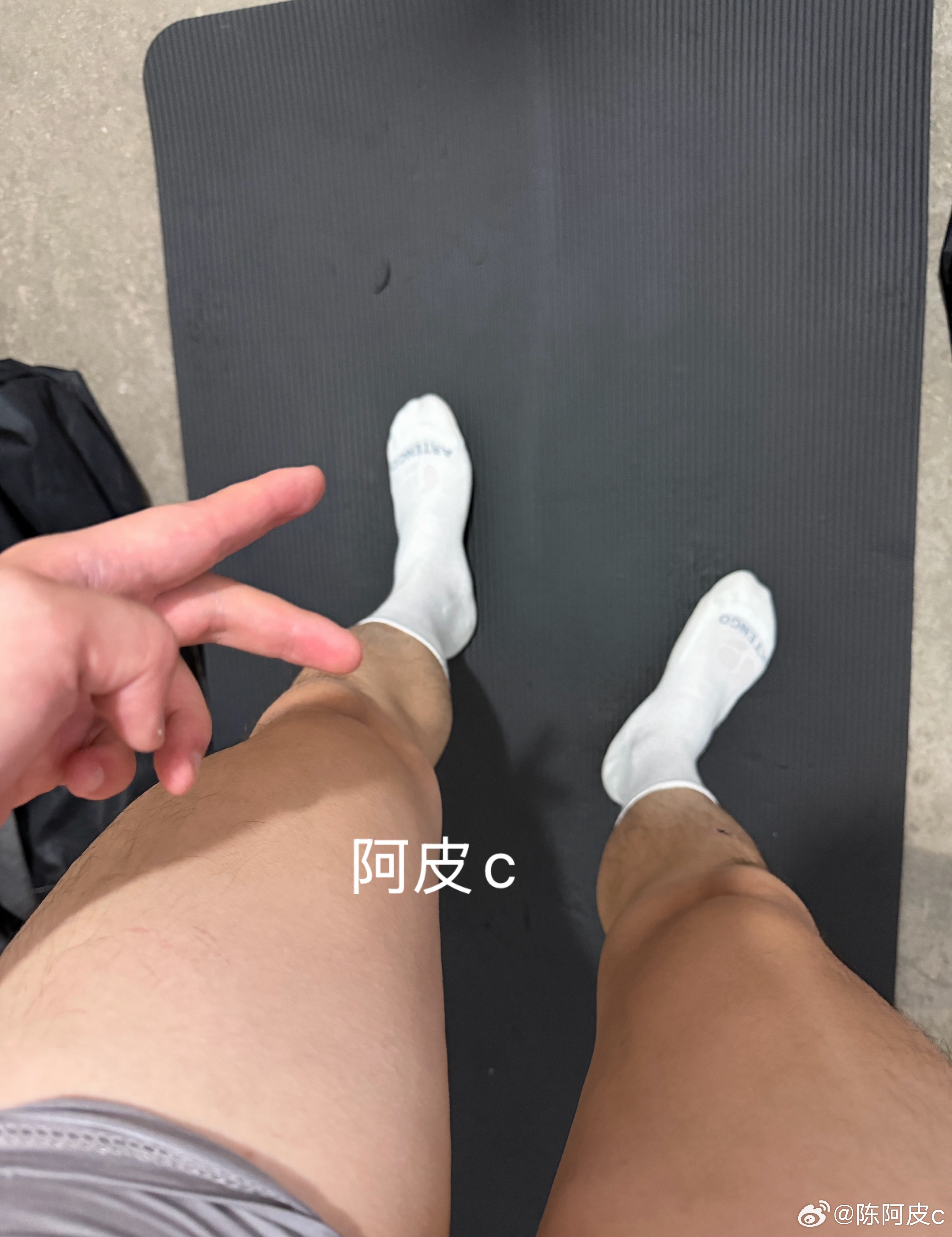 回老家没健身房，一边看直播一边做了260个俯卧撑，爽歪歪的洗个澡躺着校园v计划日