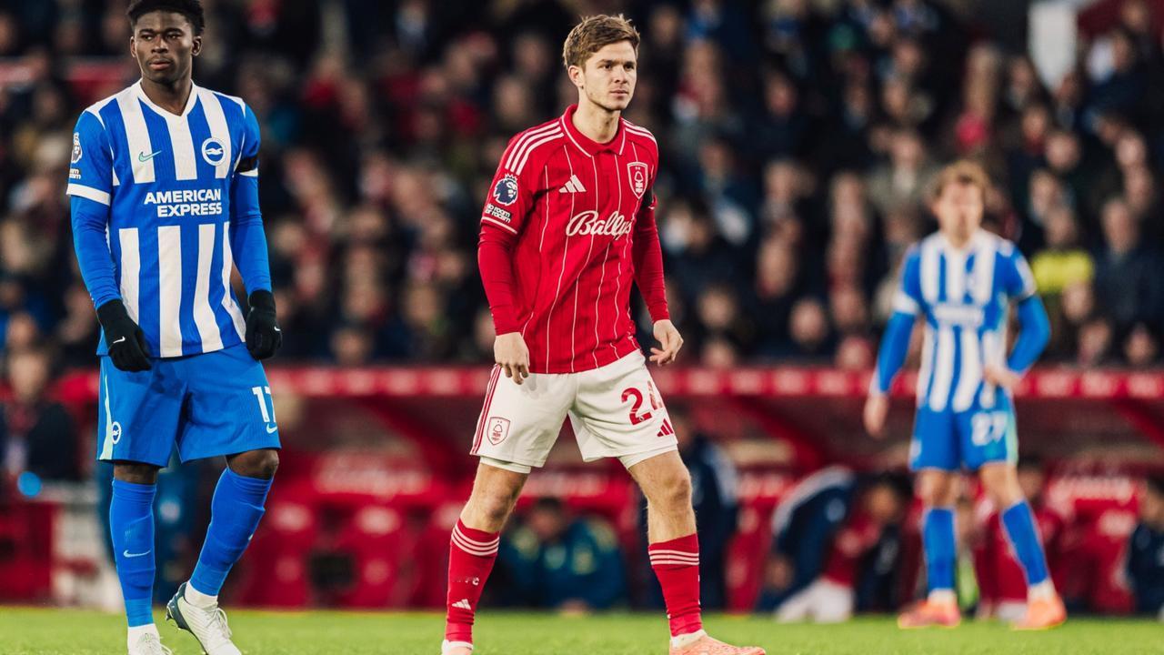 英媒报道，切尔西目前与诺丁汉森林中场麦卡蒂联系在一起，蓝军一直在关注他。
但切尔