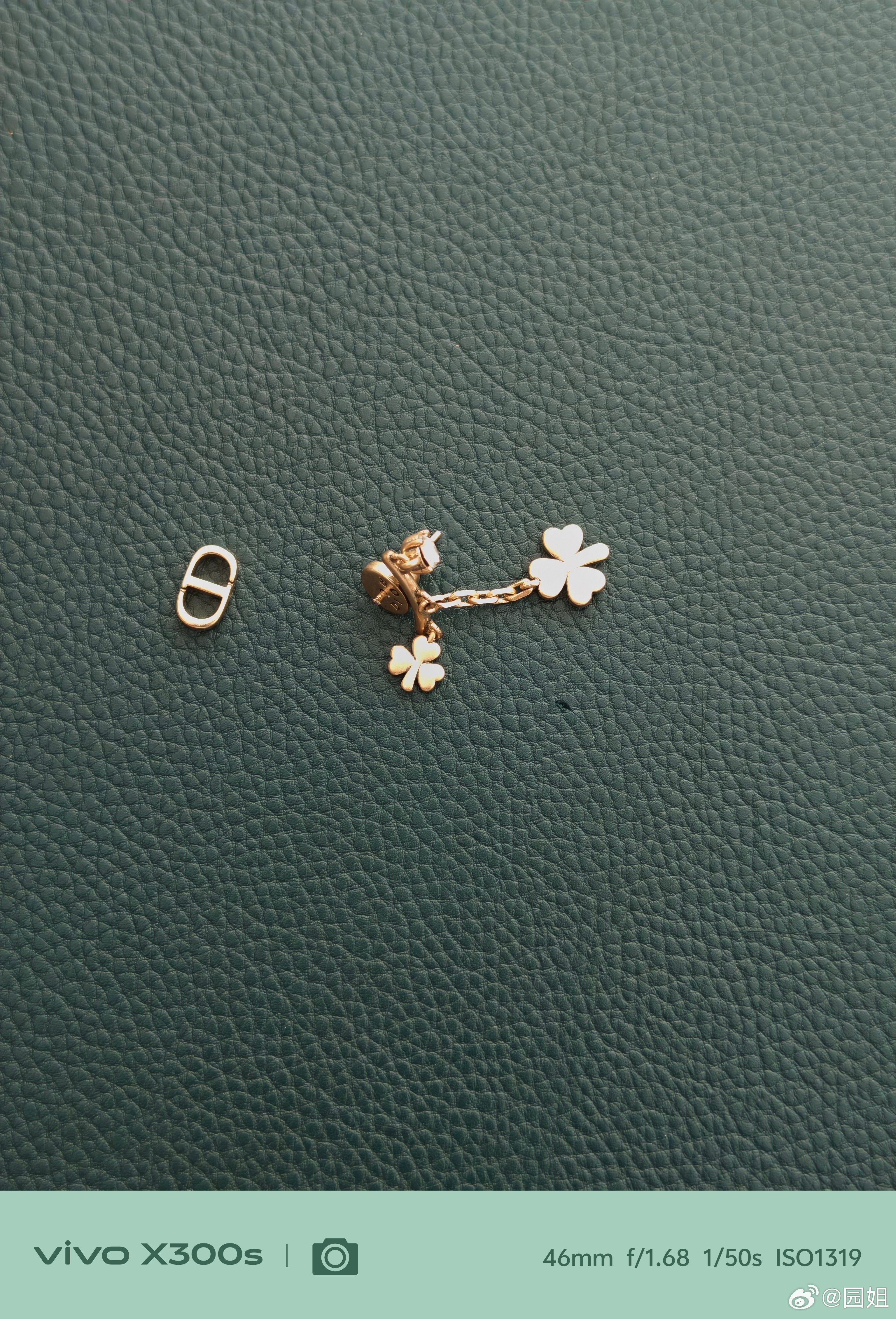 我都服了每天一件闹心事。昨天车让别人刮了。今天全新的耳饰坏了