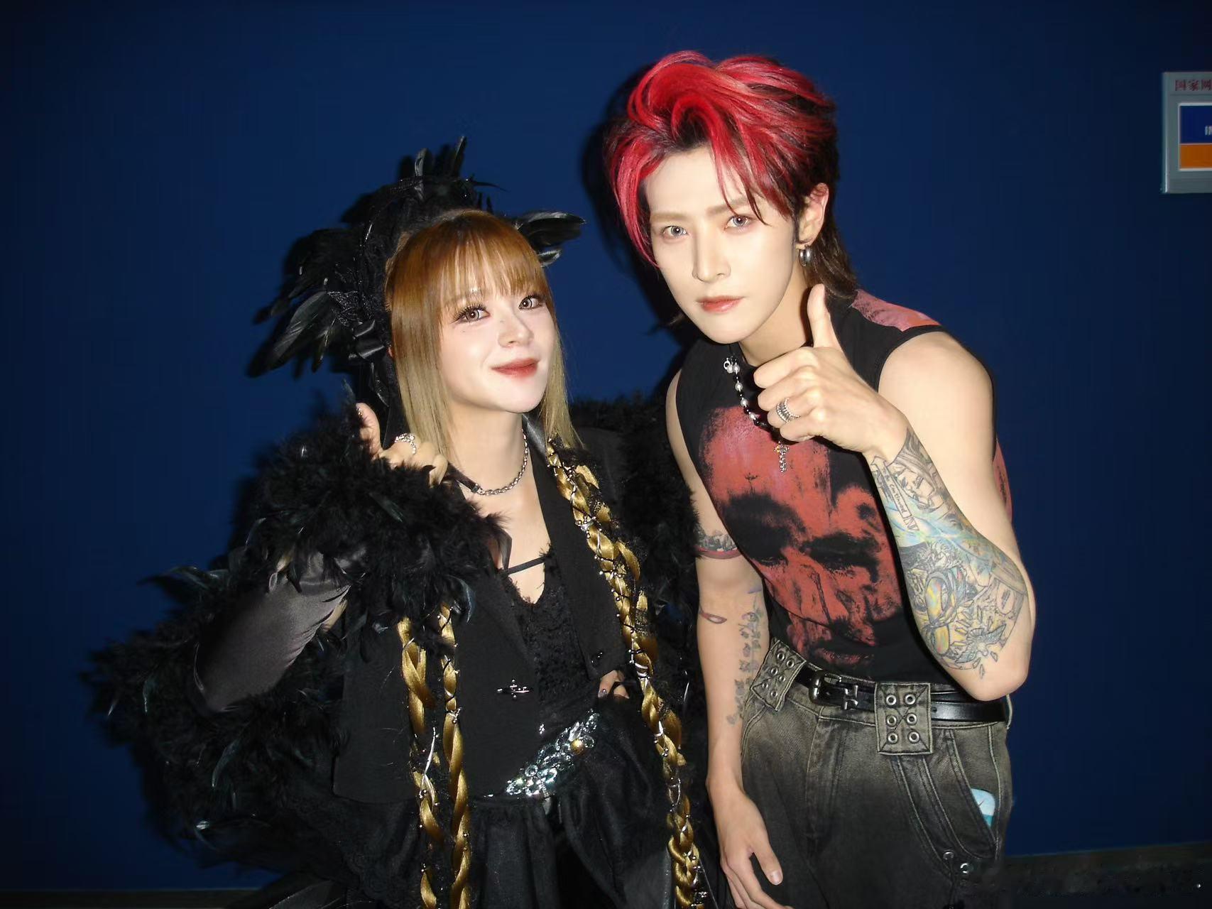 当张金泰出现在美依礼芽的演唱会舞台上，带来一曲《哪吒》，舞美的红色激光与他的红色