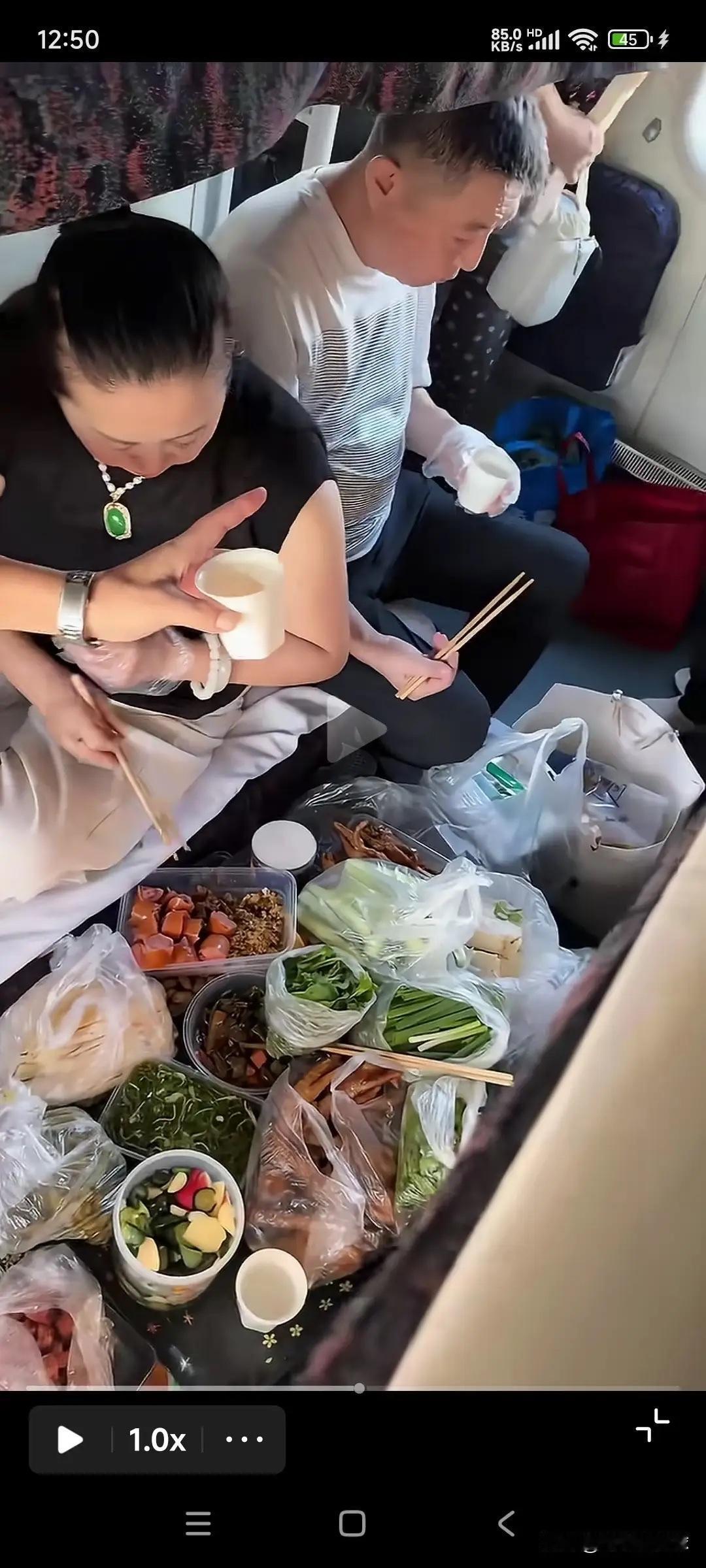 真的有点看不懂！脖子上戴着几十万的天价翡翠珠宝，带着一家人享用丰盛豪华的大餐，出