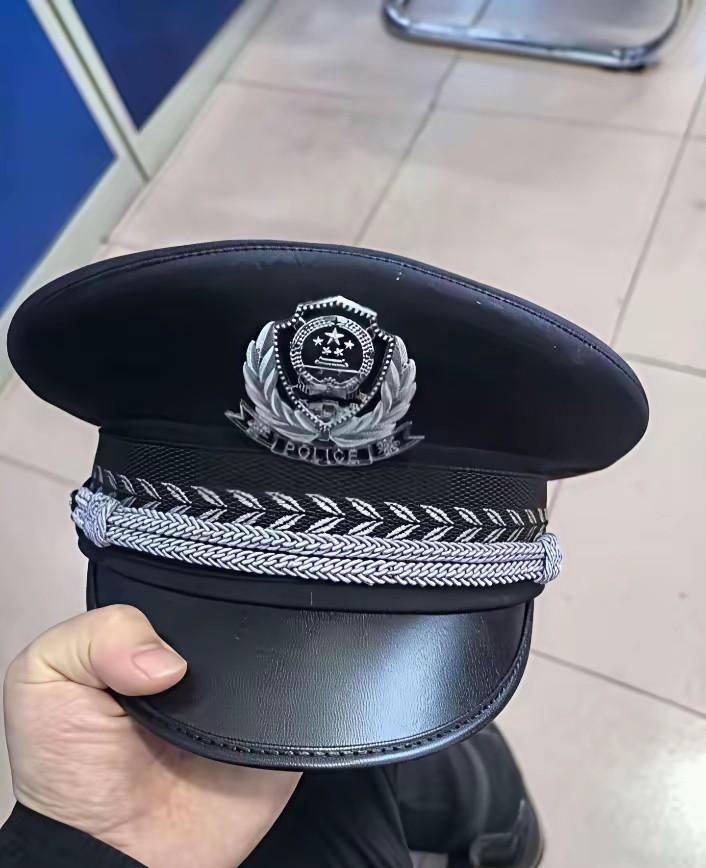 警服省着穿，

旧衣现争议，

背后藏着啥？

最近听说咱们这儿的辅警发新警服都