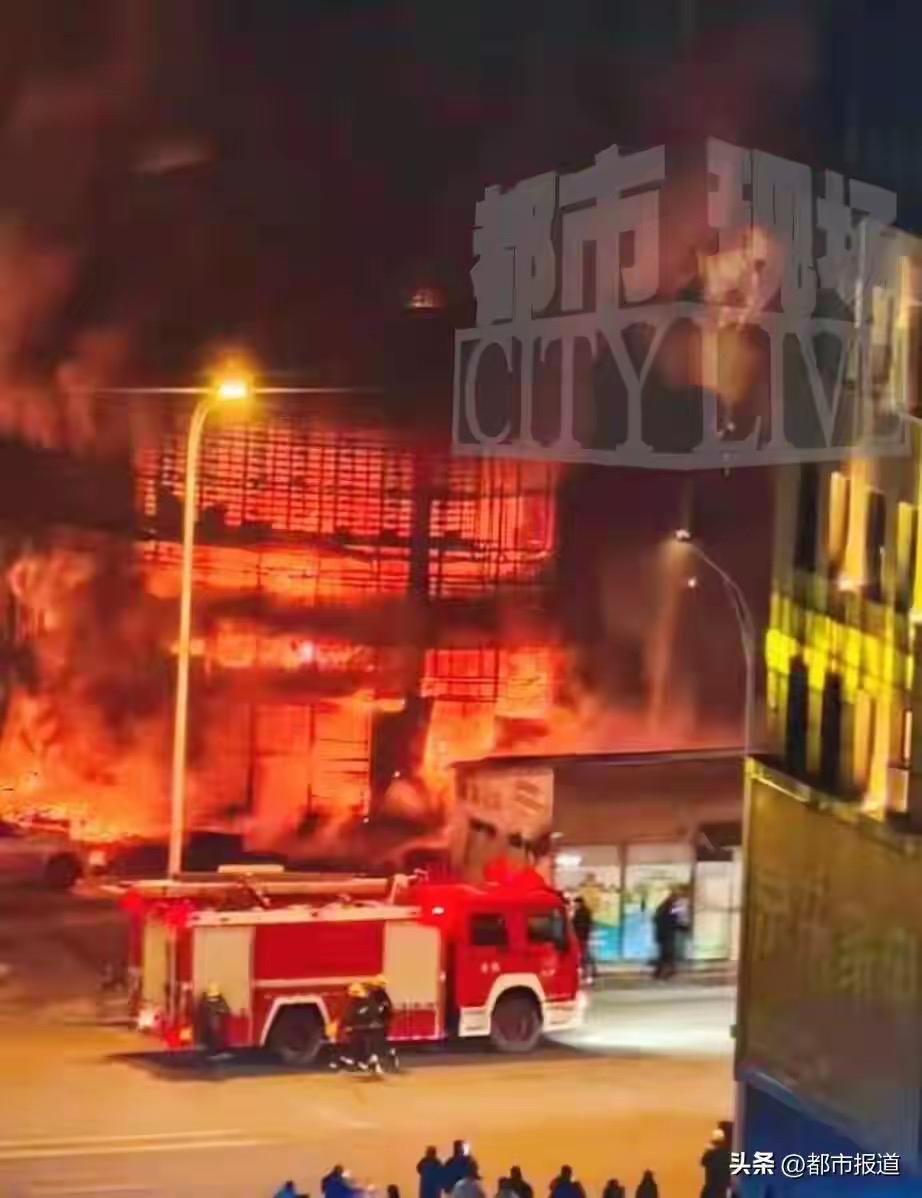 湖北襄阳光彩国际新城一家建材店（目击者说是灯具店），2月4日深夜11点左右突然起