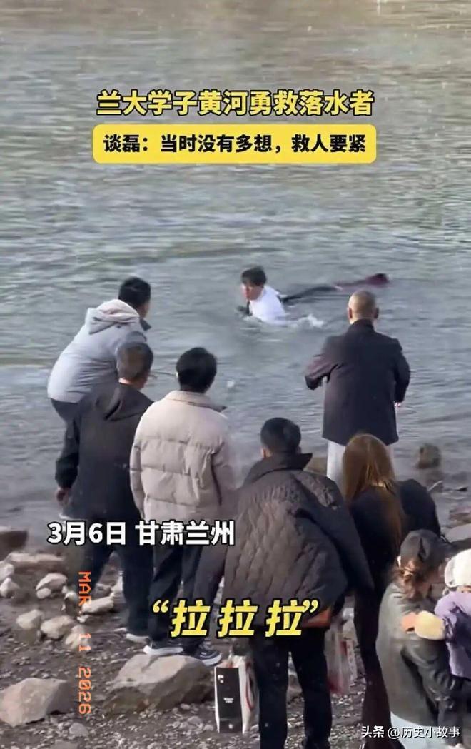 央视新闻点赞了！甘肃兰州，黄河里面飘着一个人，众人在岸上施救，不料有一个大学生，