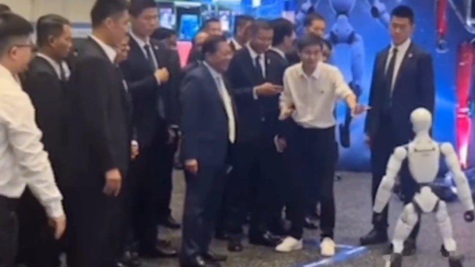 凤凰新闻【宇树机器人在缅甸总统面前大秀书法和武术，能文能武，让人很震撼】宇树机器