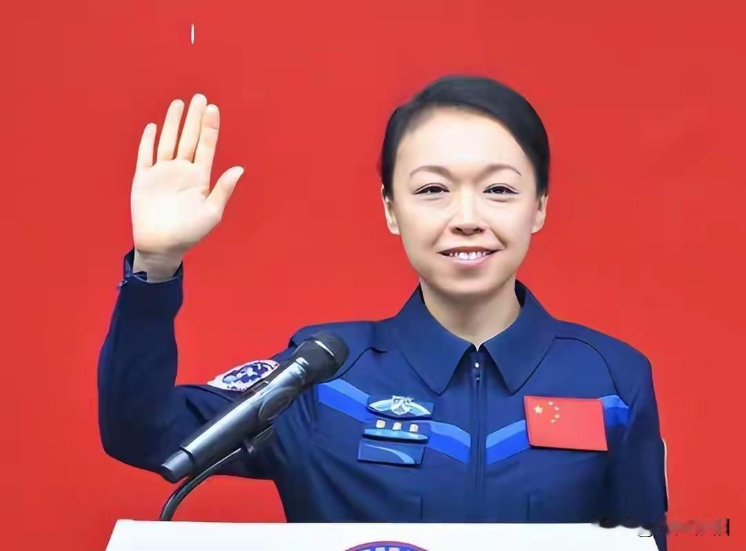 想不起来了，航天员黎家盈和体育界的一位女明星醒似相像。