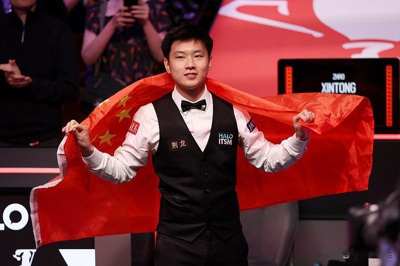 吴宜泽直接6-0零封米亚，全程压着对手打，第一局就轰出单杆69分开门红，第二局直