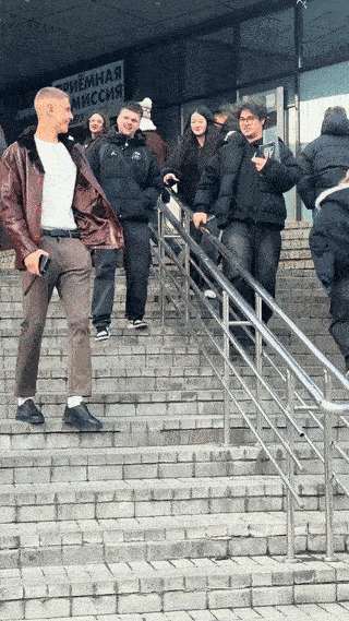 一名中国女子竟然在俄罗斯街头主动拥吻一名俄罗斯帅哥？
这可把旁边的两个人都看懵了