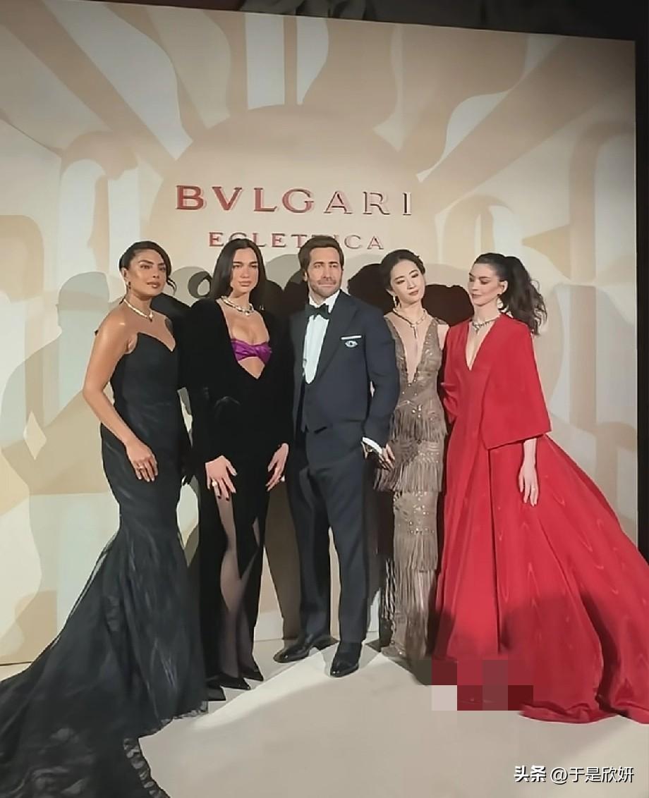 宝格丽这张同框照，直接把刘亦菲的东方美焊死在国际舞台上！
 
晚宴现场，刘亦菲一