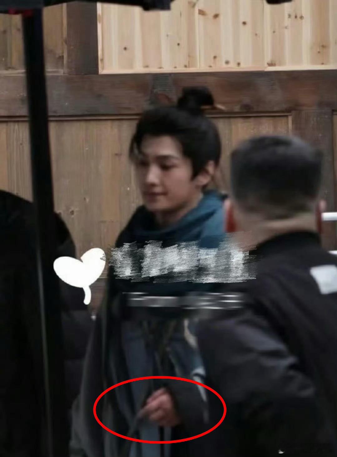 杨洋的手好肿杨洋《不让江山》李叱首次造型路透🈶 能从图片看出杨洋的手虽然拆了夹