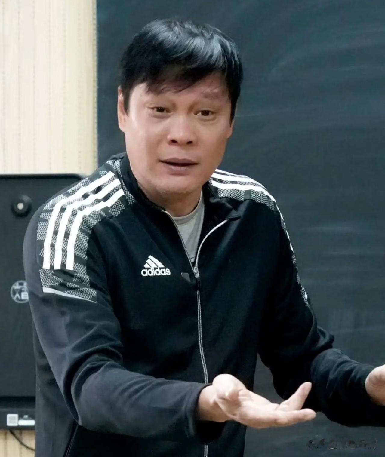 终于有足球圈人士直接站出来力挺董路了，此人便是前足球名将范志毅。
      范