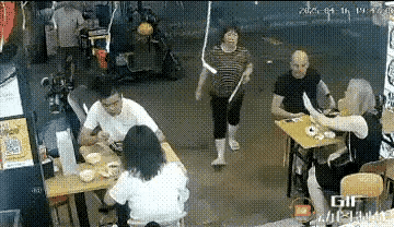 惊呆了所有人：大排档大妈被外国夫妇叫住，谁能想到这根本不是“找茬”，反而是最戳人