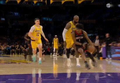 拉拉维亚自己的失误，自己追身封盖火箭vs湖人