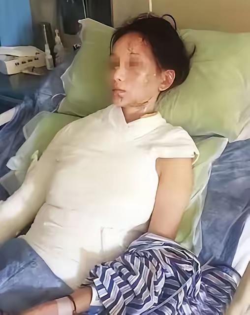 那位服务员这辈子算是毁在这五分钟里了。

浙江火锅店，女顾客嫌加汤慢了点，指着朱