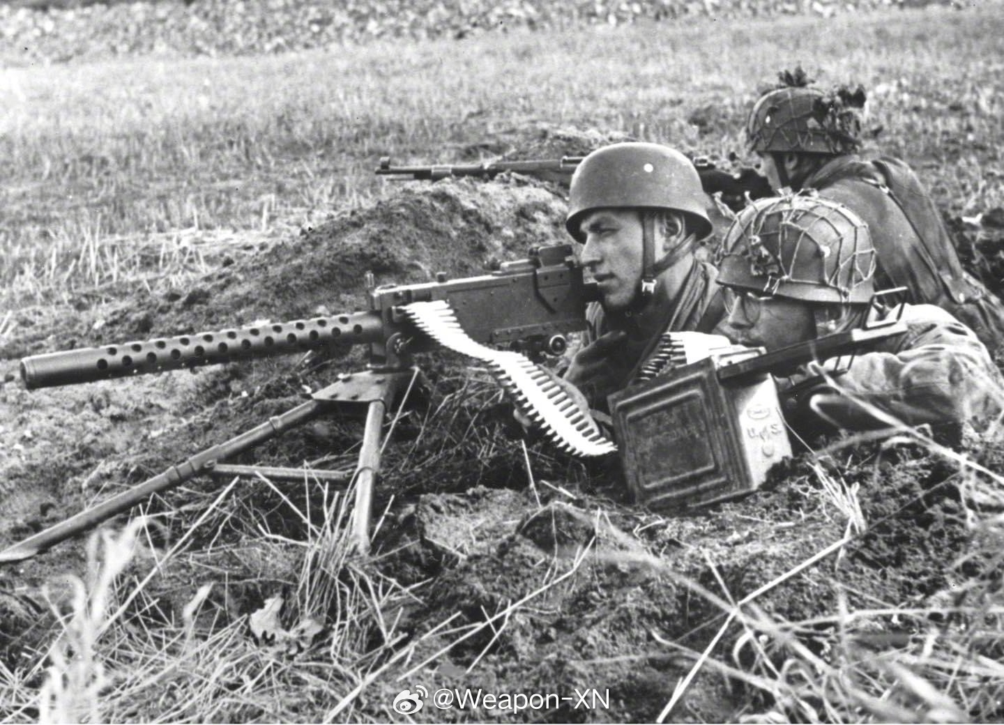 #照片中的历史[超话]# 1944年10月，德国空军第5空降师伞兵在荷兰使用缴获