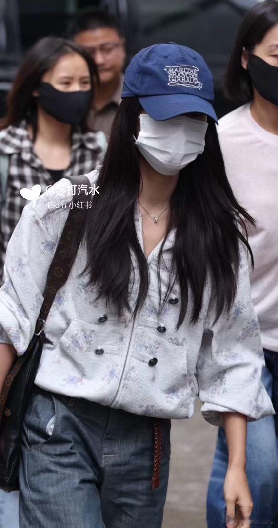 卢昱晓横店进组刺棠卢昱晓刺棠进组了终于等来晓晓《刺棠》进组的路透[爱慕]等剧啦[