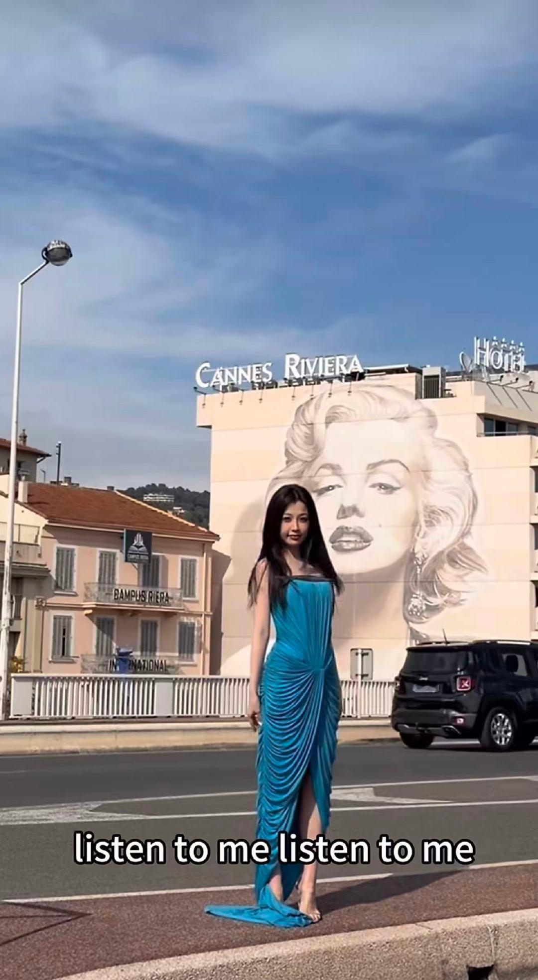 虞书欣和玛丽莲梦露合影🥹🤲🏻和玛丽莲梦露壁画合照的欣欣!!虞书欣和玛丽莲梦