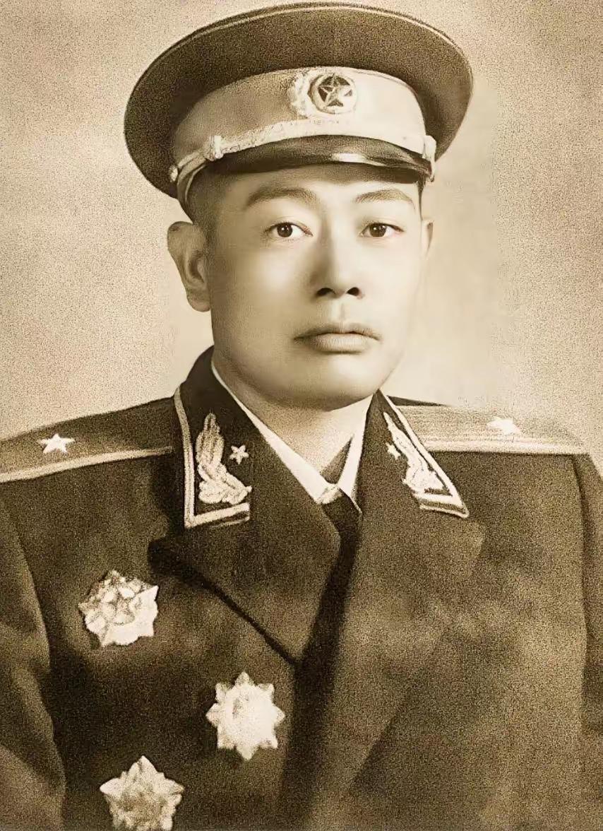 1955年授衔后，他捧着少将军衔，不敢抬头。自井冈山起，他便用扁担为毛主席挑文件