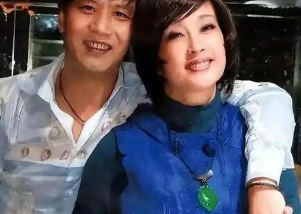 为了娶刘晓庆他当年抛妻弃子，顶着压力陪她熬过牢狱之灾，本以为苦尽甘来能当上豪门丈