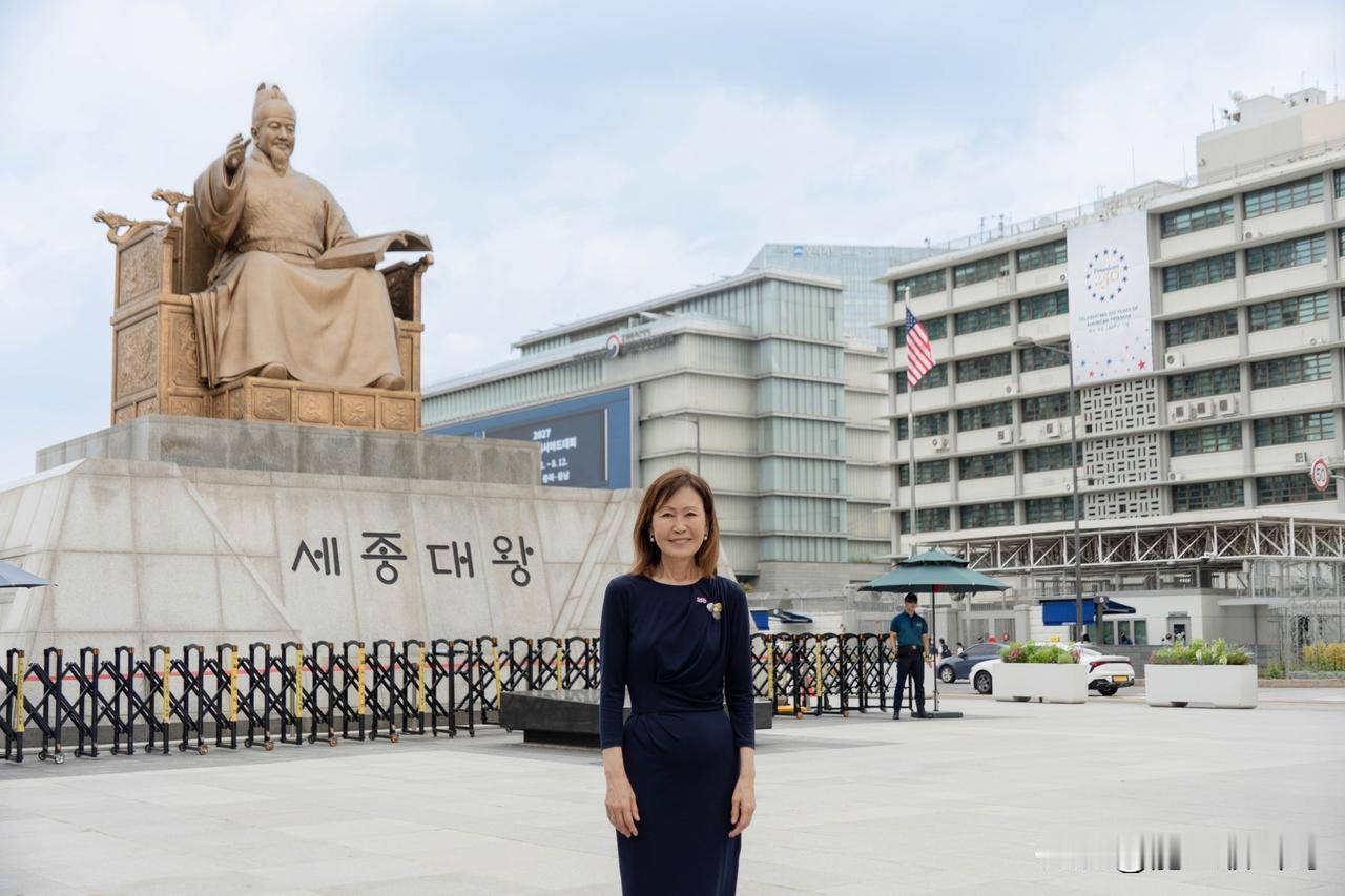 故地重游当大使。美国新任驻韩大使米歇尔·斯蒂尔抵达首尔，此次赴韩既是履新，也是故