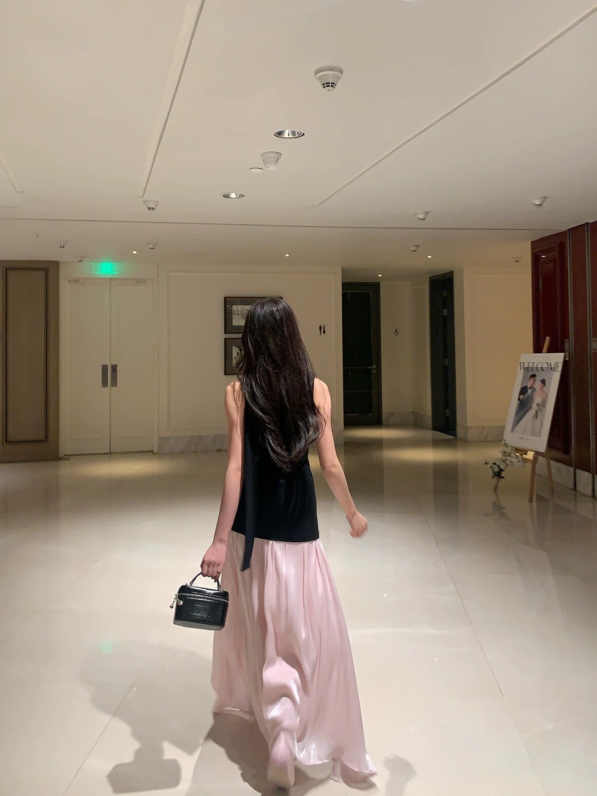 在拍照啦 今天杭州天气好好 居然看到其他店铺模特还在拍我们粉色半裙和黑色挂脖背心