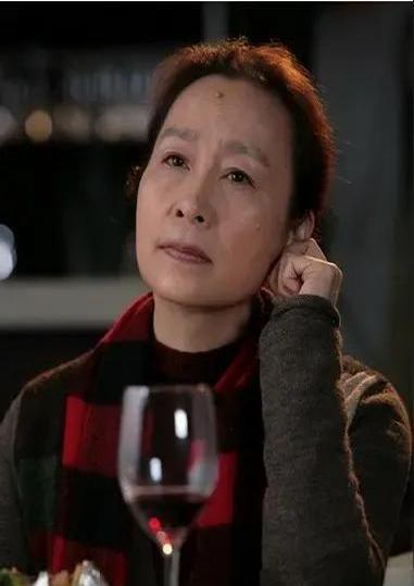 奚美娟的人生故事充满戏剧性，就像她钟爱的舞台一样跌宕起伏。

这位上海姑娘从小戏