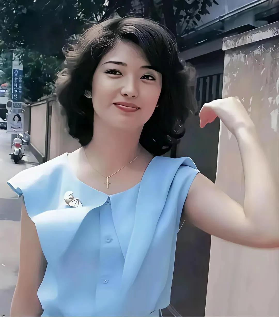 照片上这位皮肤白皙、长相清纯的美女，你还记得吗？她今年已经66岁了。    想当