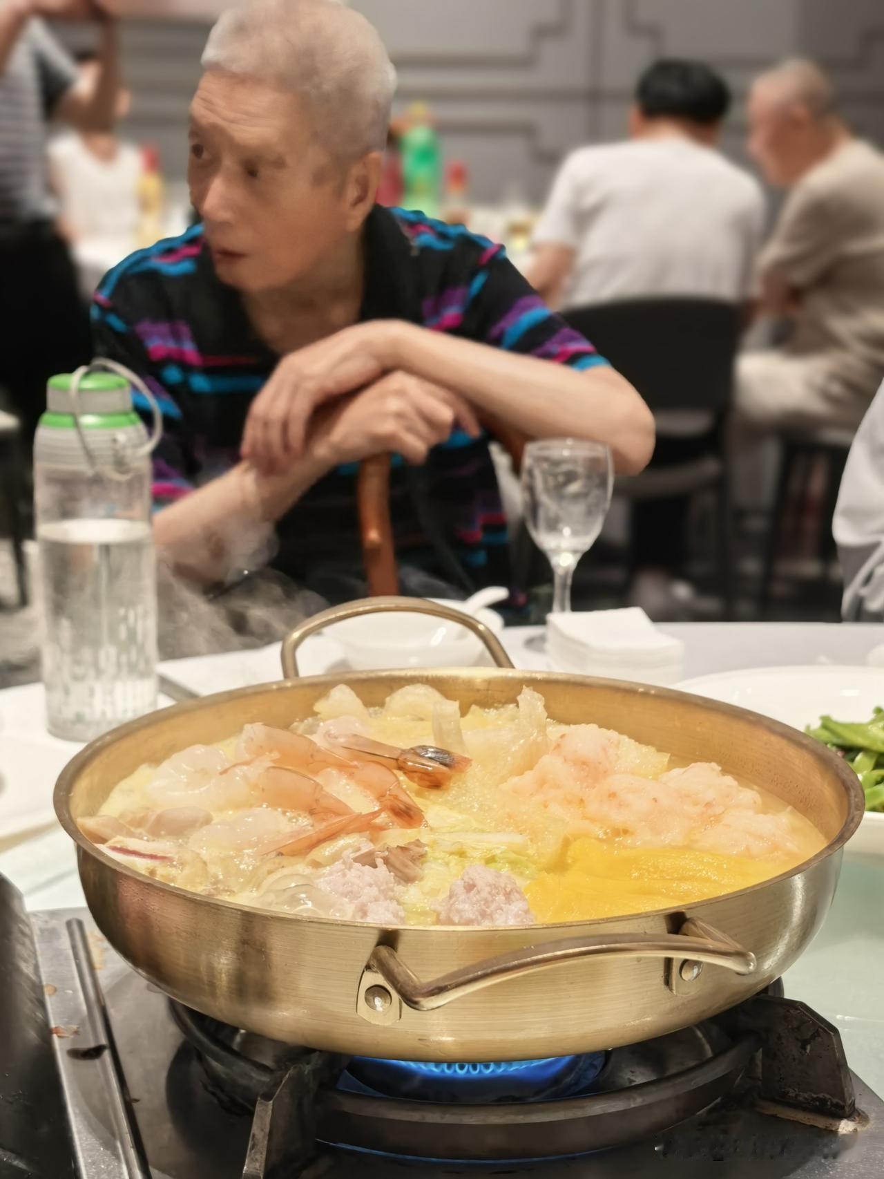 喜欢吃重庆小面的重庆人，碗里最后撒的一撮绿色小葱是必不可少的。但看到超市或者农贸