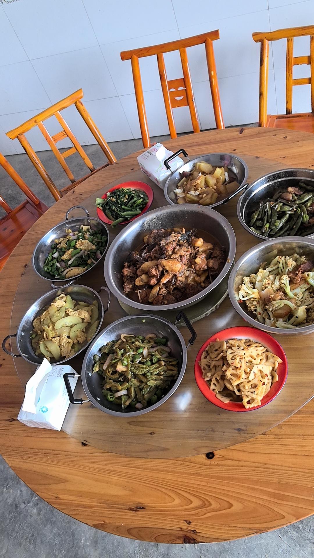 农家菜，土鸡，还有洋鱼，紫色四季豆，自己捡的地皮菜，再包点包子揉花卷，吃的健康又