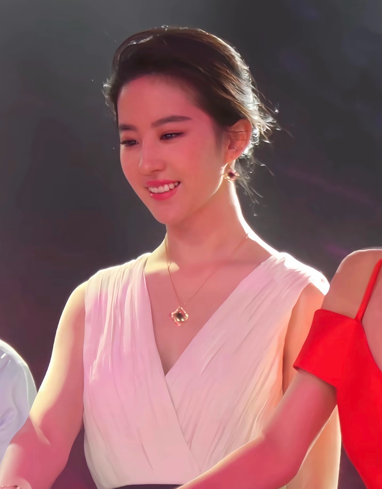 这几张我居然没见过，又考古到了我菲的美照… 