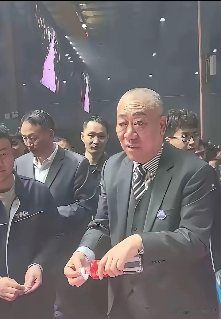 崔培军这下有名，通过过年发钱，给员工的福利待遇好，这下出大问题了，新年刚过，大量