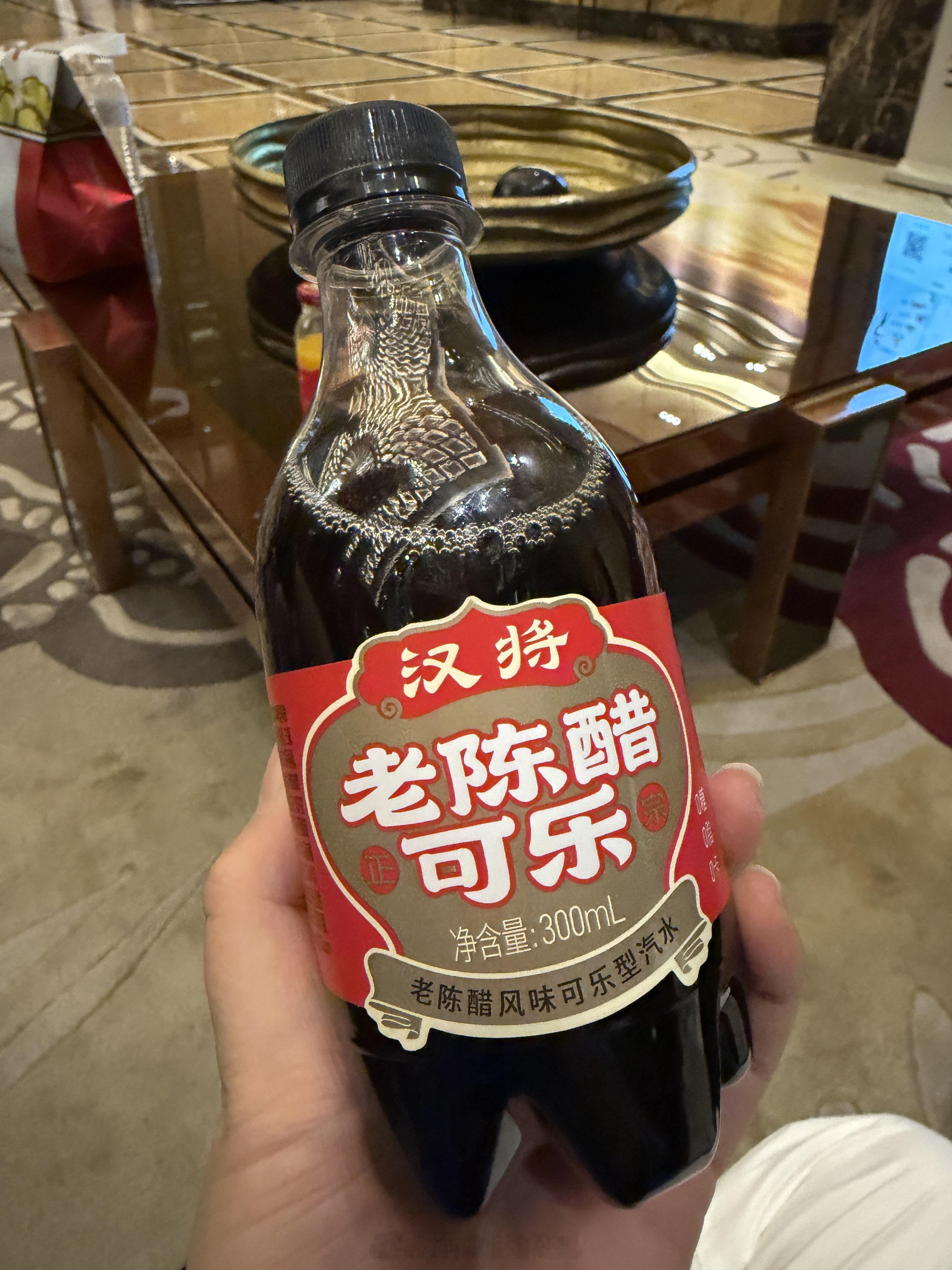 谢谢太原谦友，带了这么多吃的喝的来看我，太热情了，这个老陈醋可乐口味好神奇啊，第