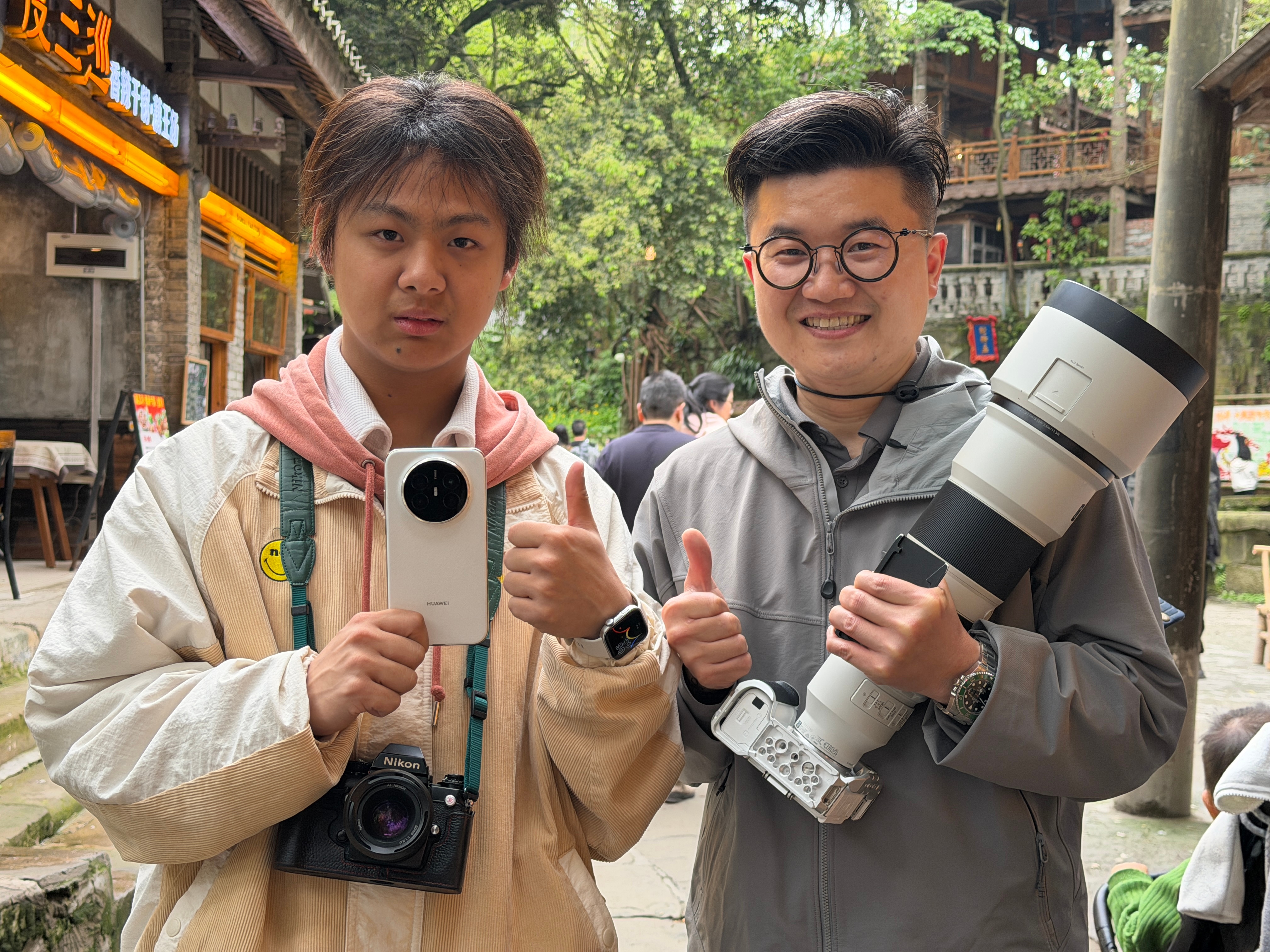 在外面拍视频偶遇粉丝小哥哥、他手上拿的Mate70Air说是看我视频买的！ 我太