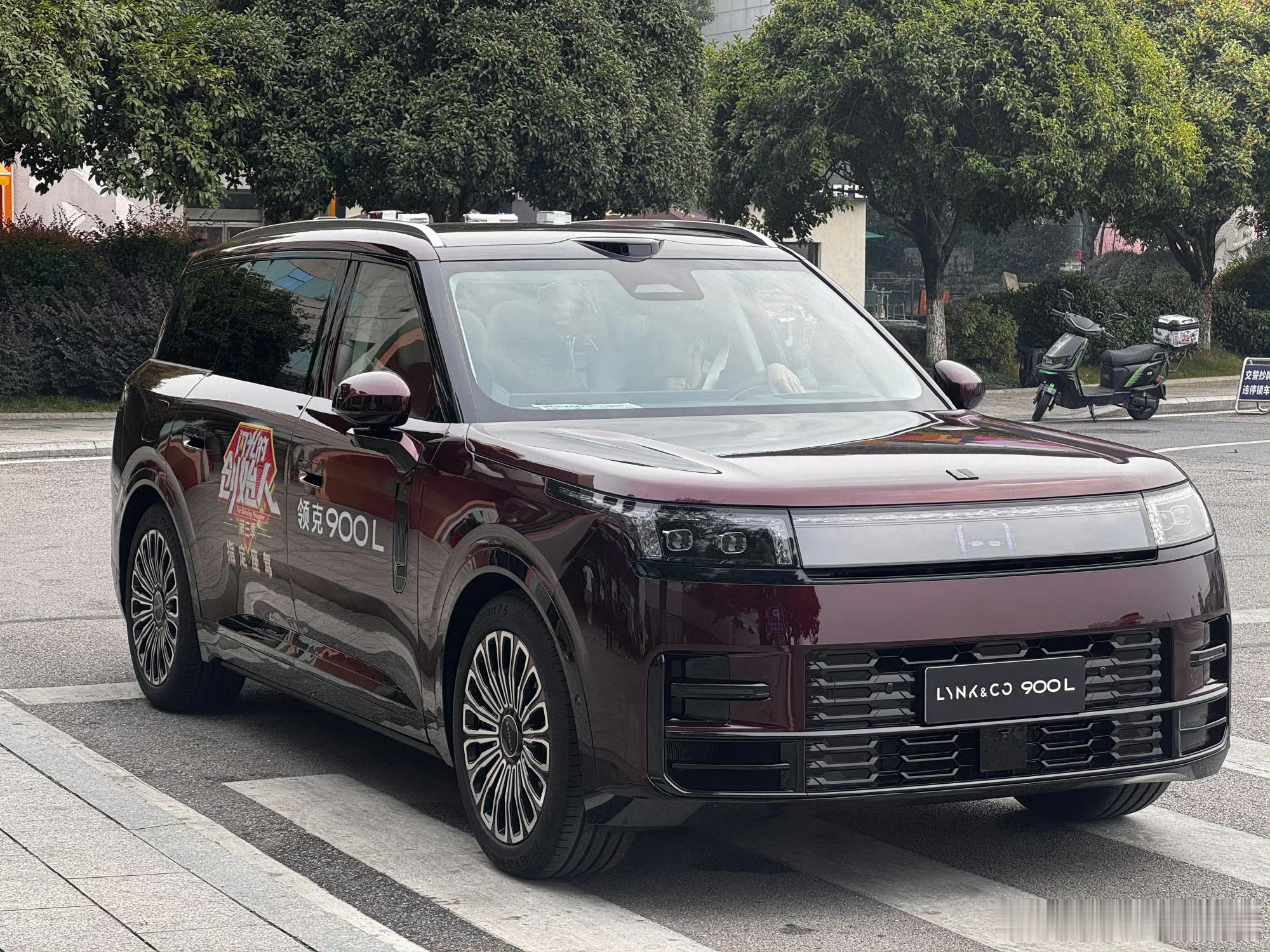 昨天我说图1这车小图像澎程，有人对此提出了反对意见，正当我想反驳的时候，他甩给我
