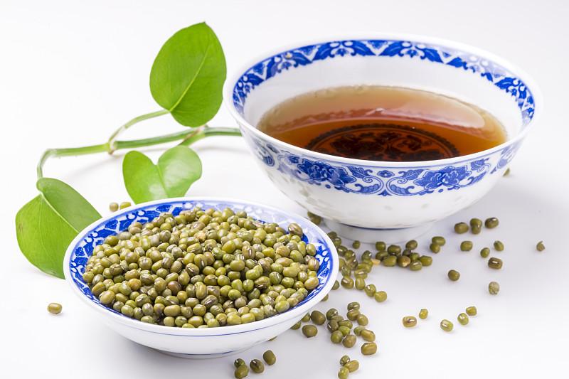 刚吃完这些药，别碰绿豆汤！
入伏之后几乎家家都熬绿豆汤解暑，我前阵子还连着三天每