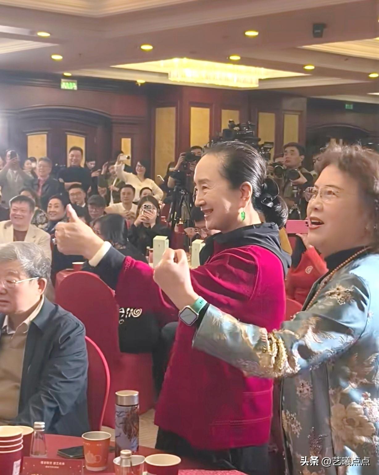 近日，两位八十年代红极一时的老牌明星现身敬老活动现场。
身着红衣的女士当年曾主演