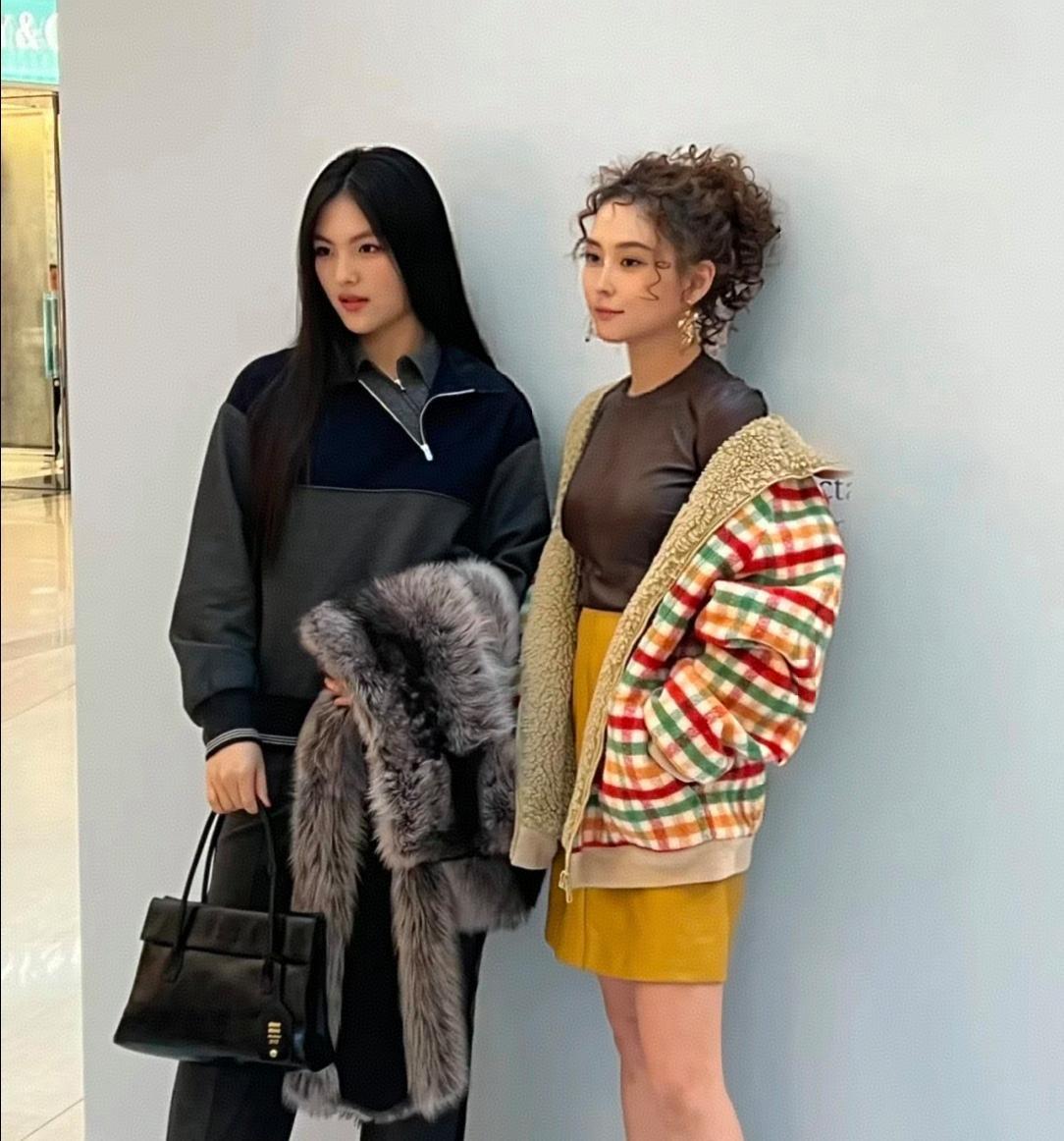 何超莲和王诗龄线下活动同框，何超莲身材真好，王诗龄打扮显老了！ ​​​