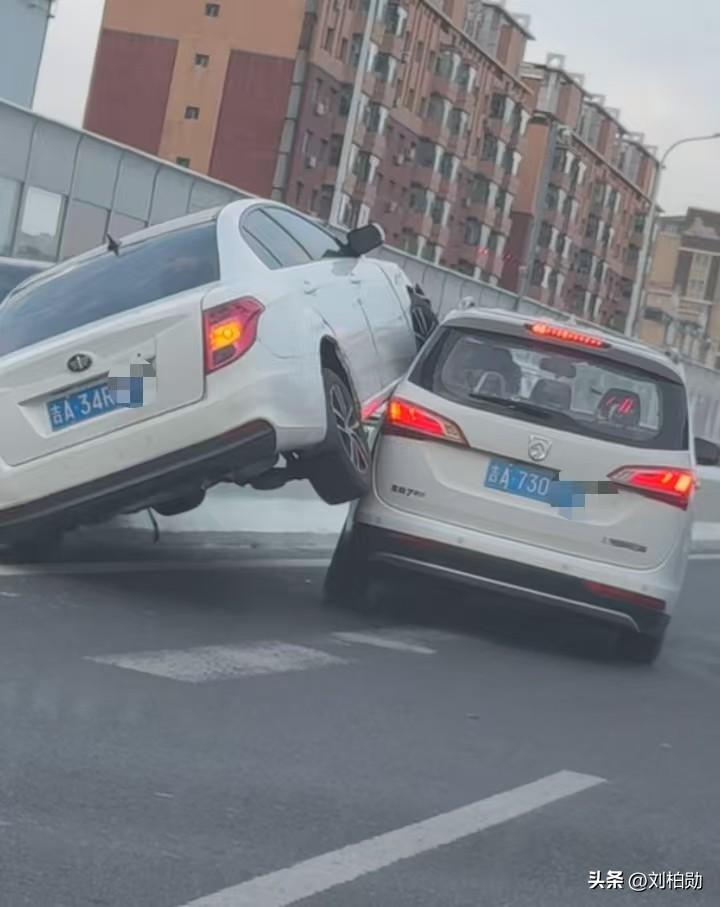 长春路上这波神操作，后车直接把前车“顶上车背”了！
 路上开车啥场面都见过，追尾