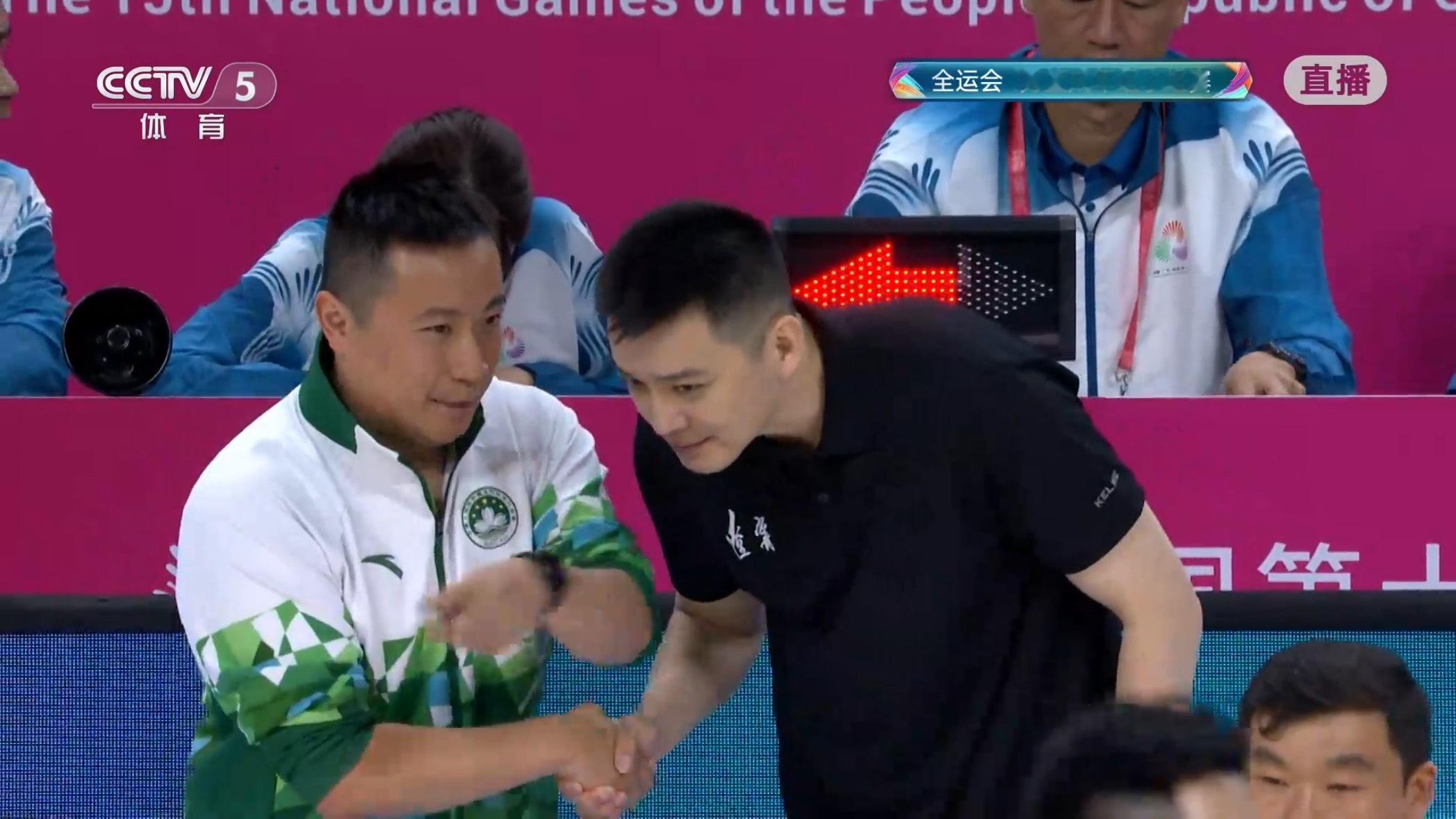 全场比赛结束澳门队主教练赛后跟杨导说邀请辽宁队一起合影留恋辽宁男篮 ​​​