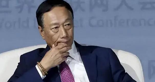 富士康崩得太突然！郭台铭绝对没料到，以前大陆工厂灯火通明的代工巨头，如今像破气球