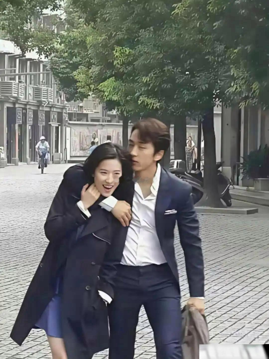 刘亦菲当年和韩国男朋友宋承宪在一起的时候真是亲密啊！ ​​​