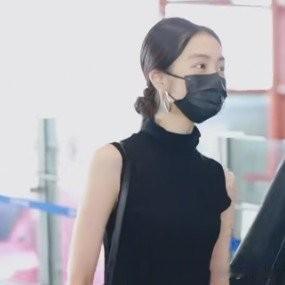黄多多放暑假回国简约气质引关注
2026年7月1日，结束纽约大学春季学期的黄多多