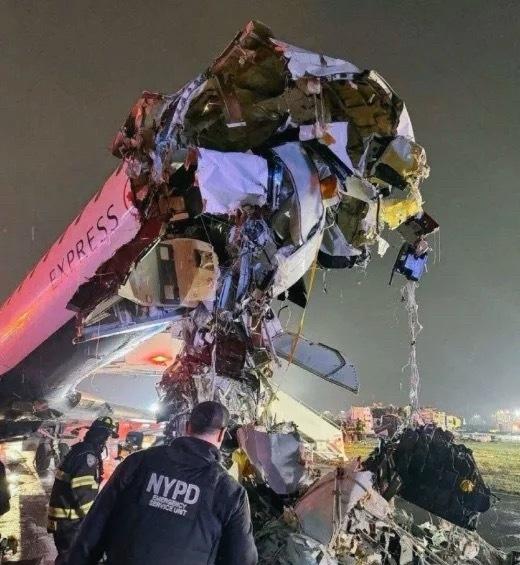 在撞击发生前的几秒钟，塔台管制员突然语气急促地向消防车喊话：“Stop, sto