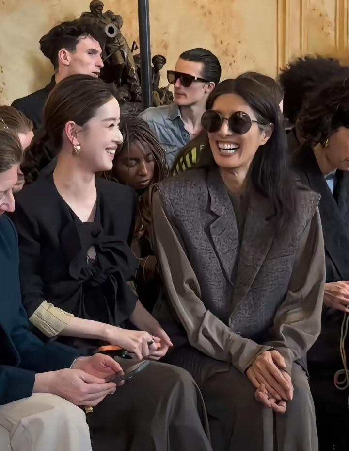 巴黎时装周上，章泽天一身简约造型亮相头排，气质优雅又大气，成为全场焦点。她和身边