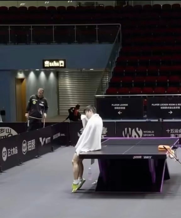 是比别人早出一个多小时的早操 只为练接发球的女人是晚上再加练半个小时 只为自己的