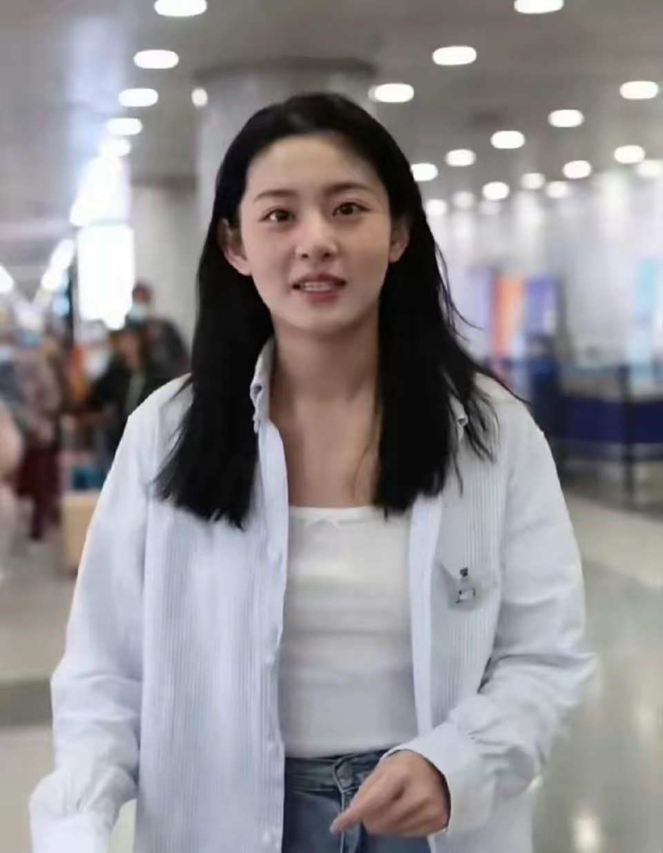 刷到赵晴素颜赶飞机的照片，这姐不化妆都这么美，于正人品不讲这眼光真“毒”，挖到这